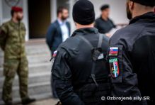Armádni a policajní špeciáli medzinárodne, no proti sebe