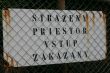 Ženisti stavajú plot v Zemianskych Kostoľanoch